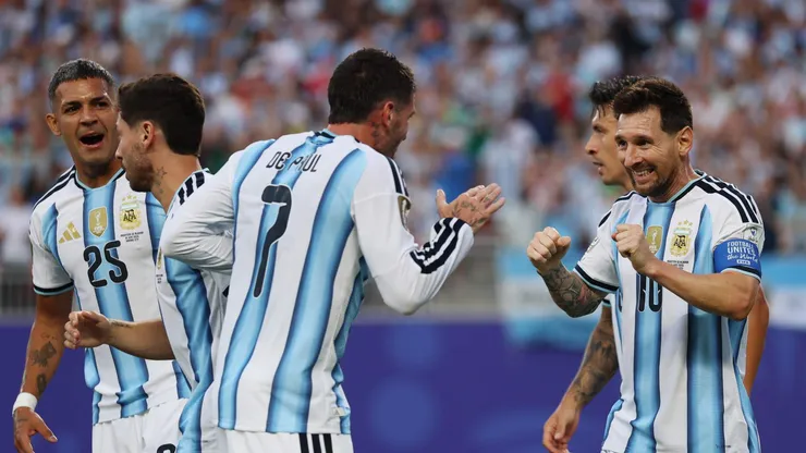 Rodrigo de Paul y Lionel Messi celebrando uno de los goles ante Argelia.