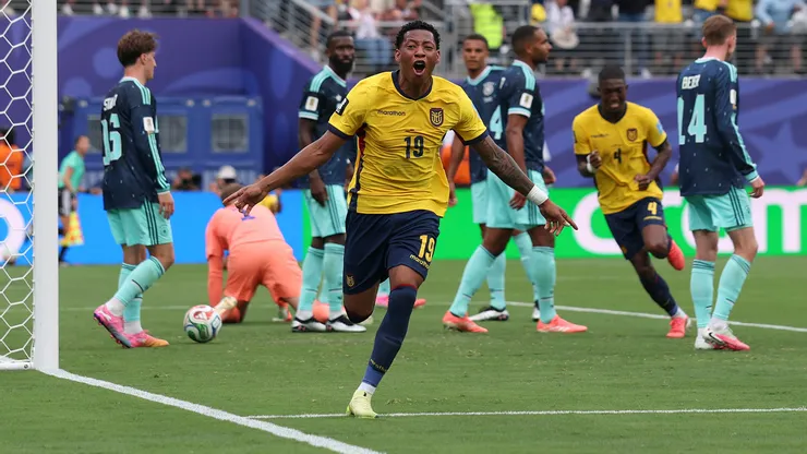 Plata festeja el gol del 2-1.