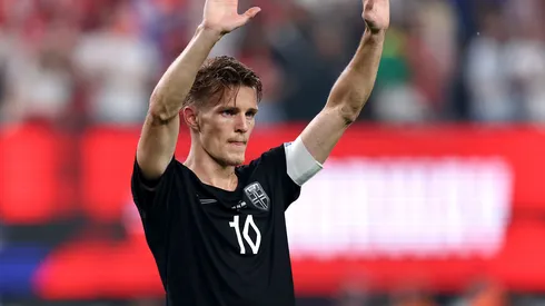 Noruega salta al campo sin su número 10.