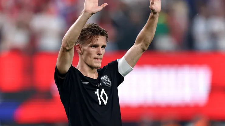 Noruega salta al campo sin su número 10.