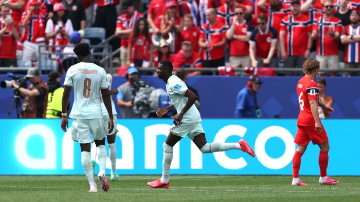 Dembélé festeja luego de anotarle tres goles a los nórdicos.