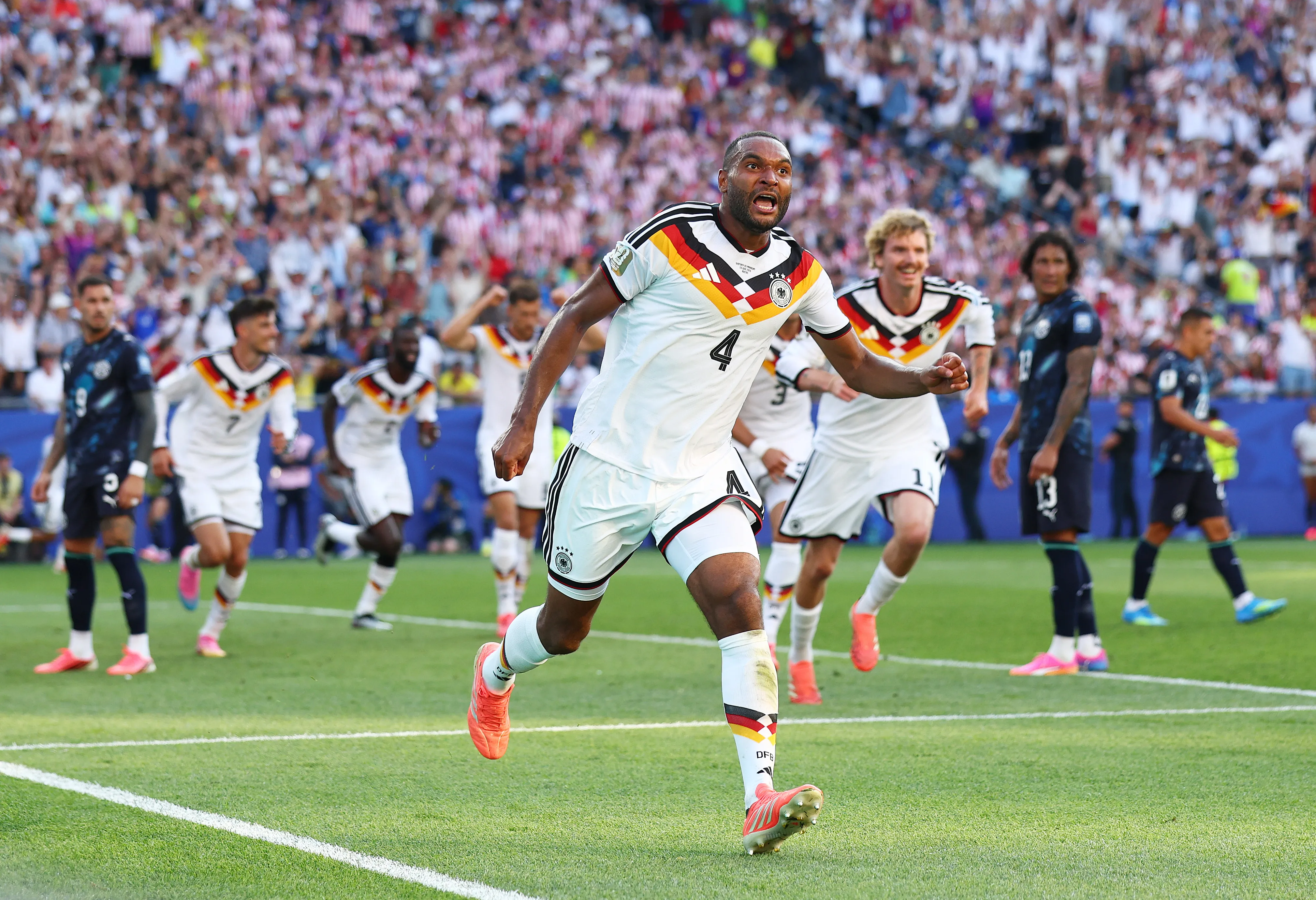 Jonathan Tah festeja el gol de Alemania que luego fue anulado a instancias del VAR tras el llamado de Tatiana Guzmán. Paraguay terminó avanzando en el Mundial 2026. (Foto: Getty)