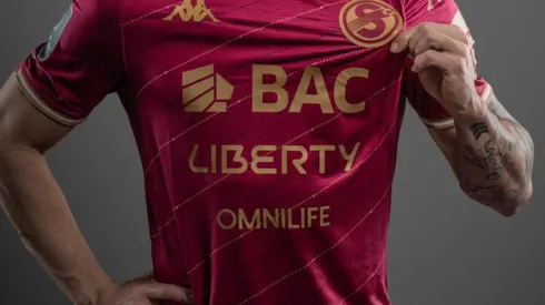 Saprissa anuncio que se viene una nueva camiseta... y le piden fichajes.