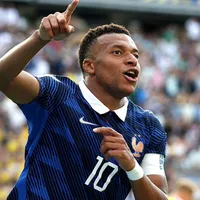 Mbappé metió doblete, batió un récord de Ronaldo y ahora va por Messi