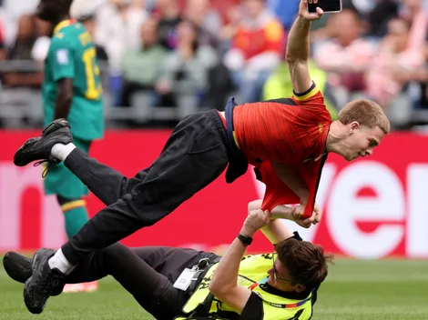 La TV lo censuró: los intrusos que obligaron a parar el partido Bélgica vs. Senegal por los 16avos de final del Mundial 2026