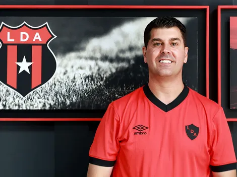 En contra de la afición: Ismael Rescalvo toma su primera decisón polémica como DT