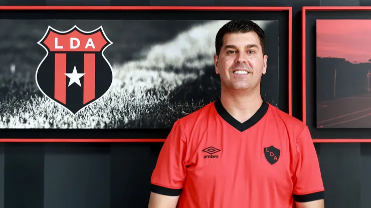 De momento, Ismael Rescalvo cierra la puerta a más fichajes.