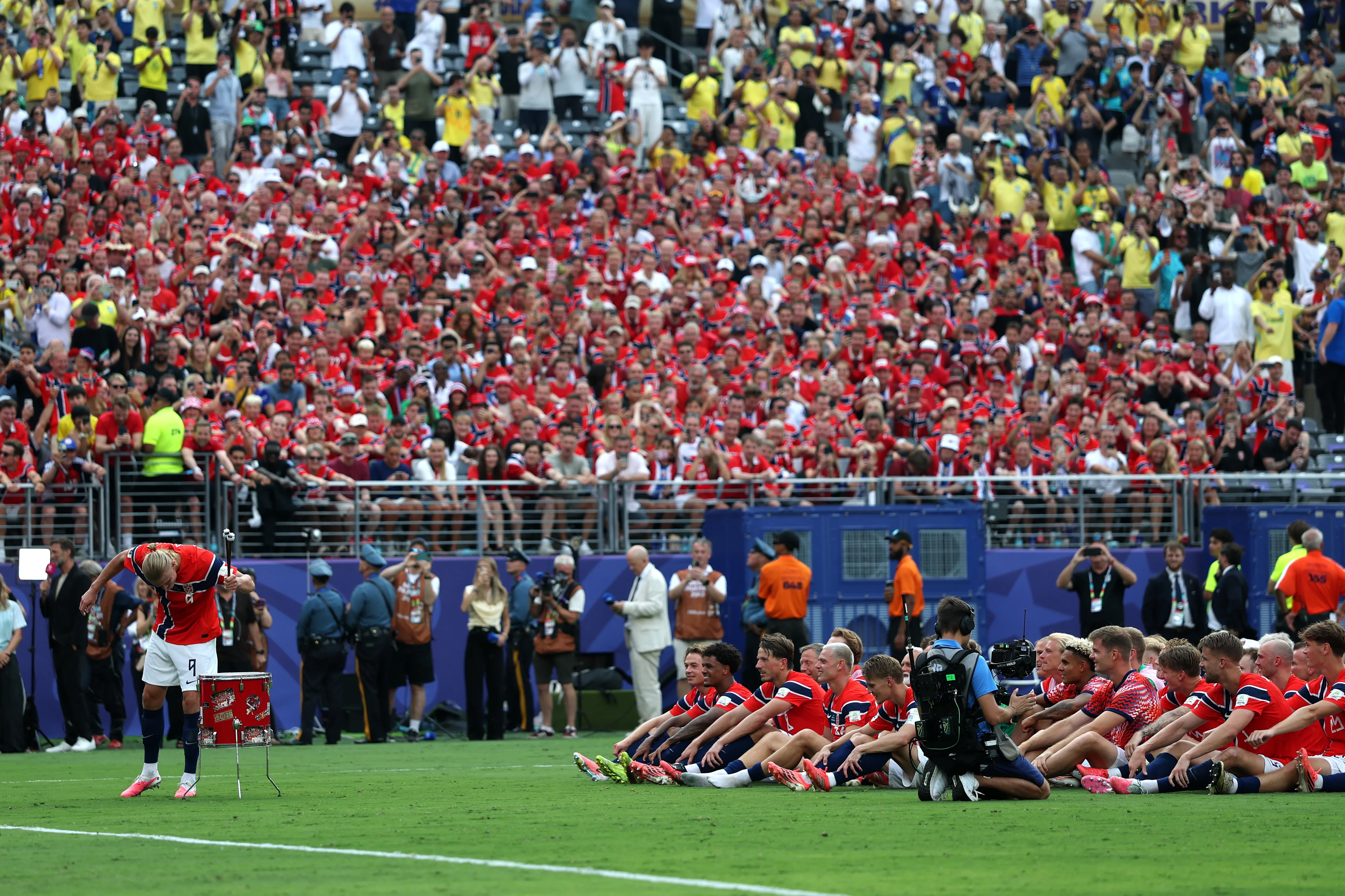 Haaland golpea el tambor y encabeza el Viking Row.