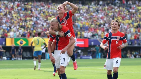 Haaland festeja junto a Schjelderup, el juvenil que revolucionó a Noruega con su ingreso.