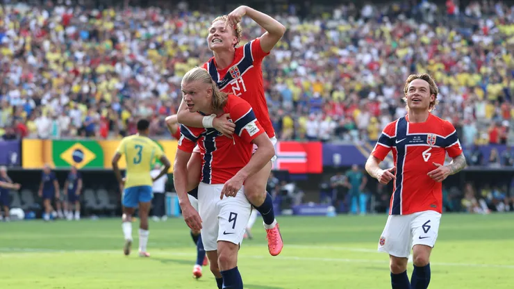 Haaland festeja junto a Schjelderup, el juvenil que revolucionó a Noruega con su ingreso.