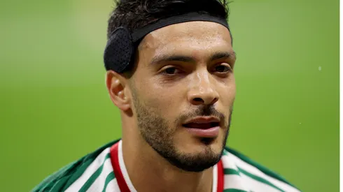 Raúl Jiménez juega con la cabeza protegida vs. Inglaterra.