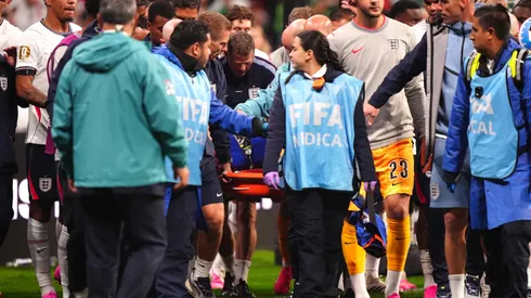 El jugador intentó saltar las vallas publicitarias.