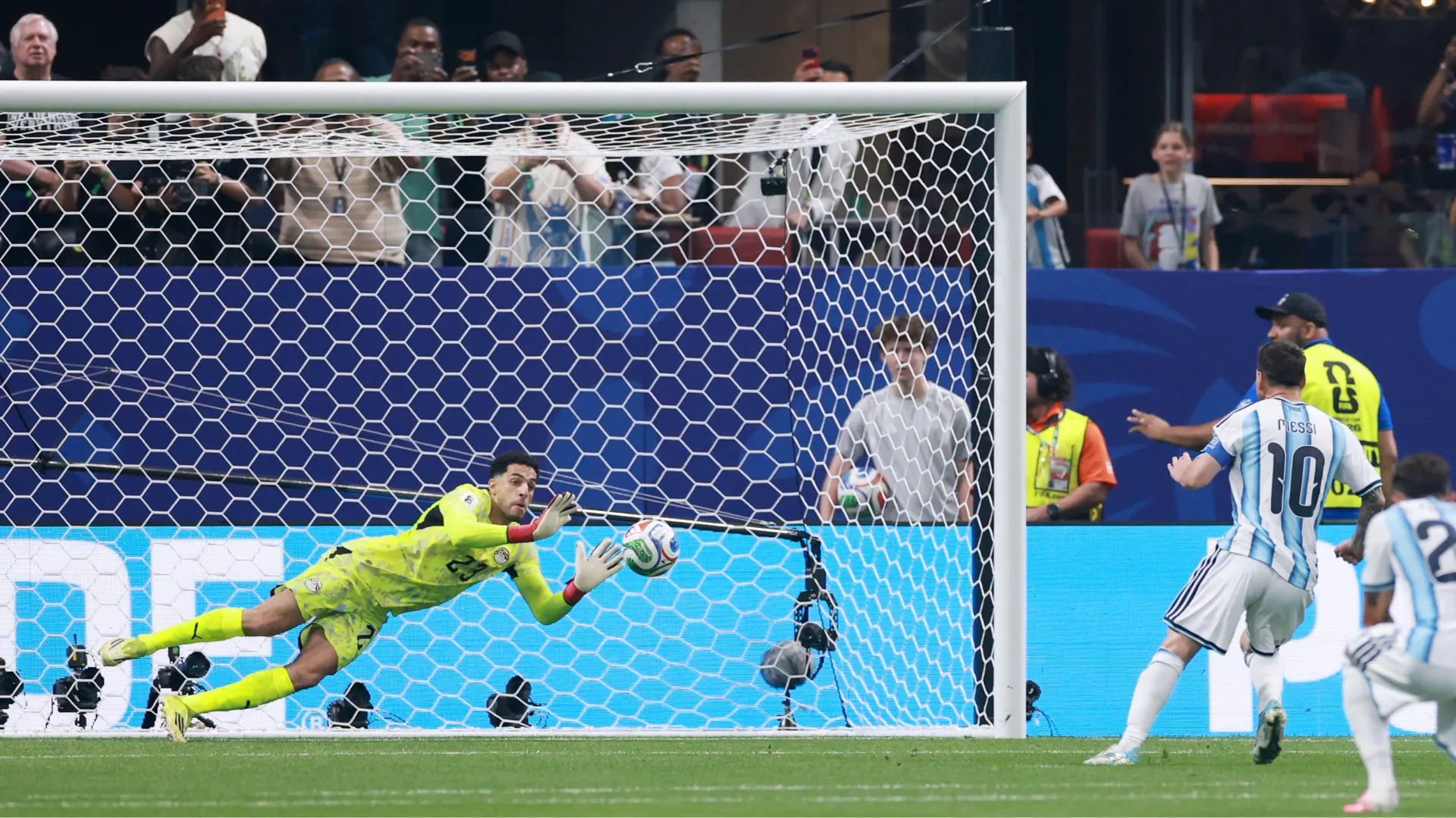 Shobeir le tapa el penal a Messi.