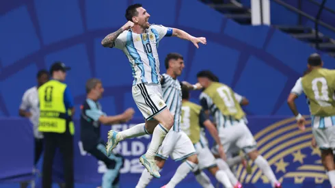 Messi celebra con todo el pase a cuartos de final.