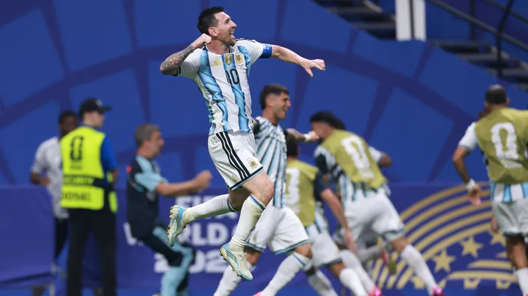 Messi celebra con todo el pase a cuartos de final.