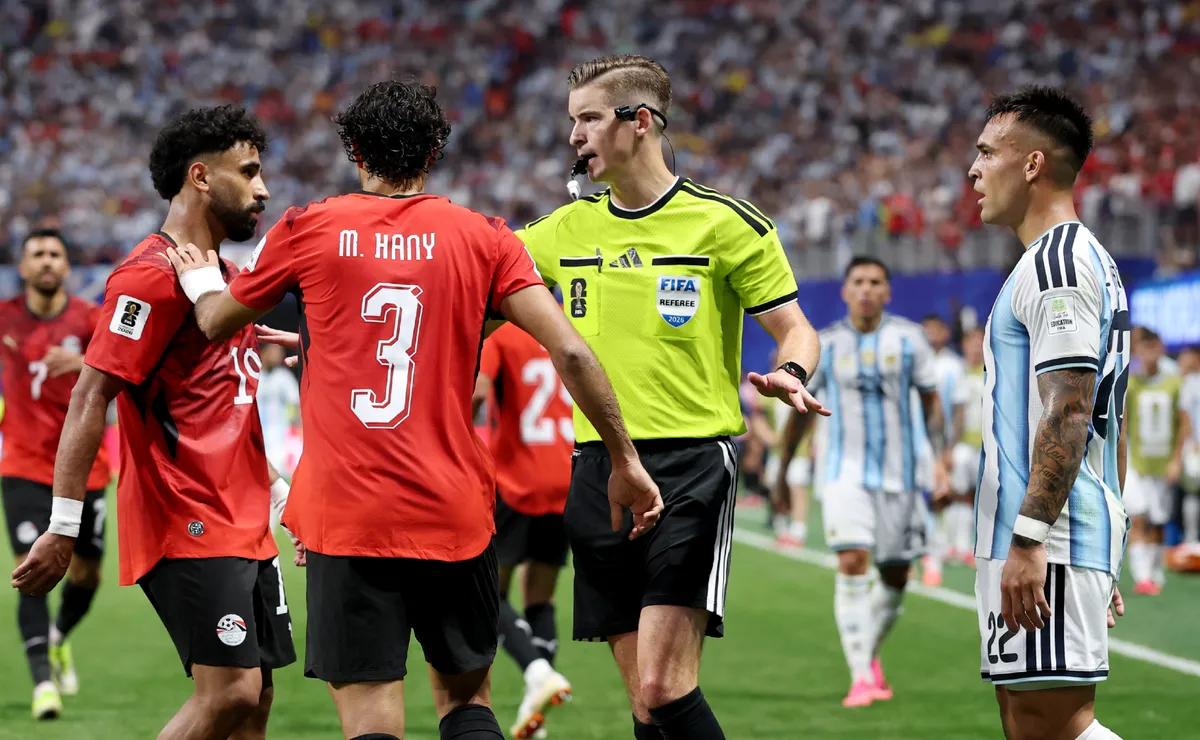 La decisión que tomó el árbitro de Argentina vs. Egipto tras la polémica