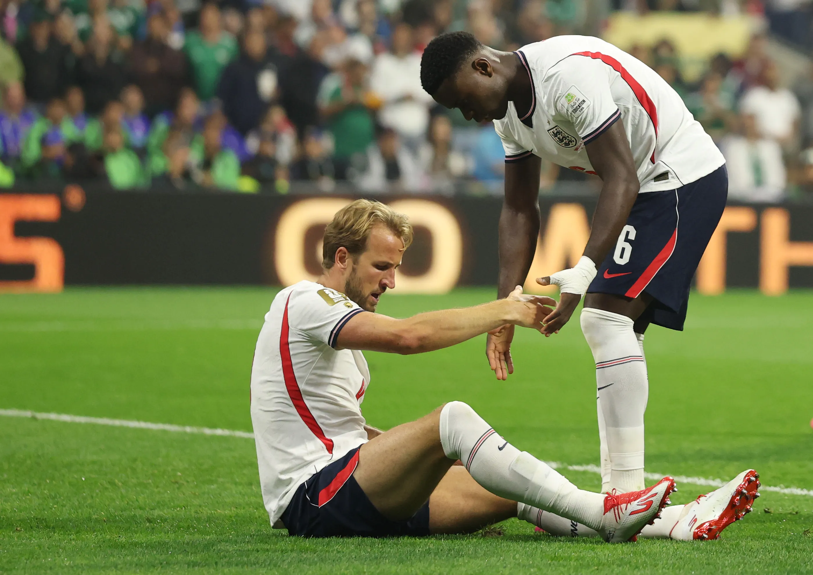 El verdadero amonestado fue Marc Guehi, el 6 que aquí levanta a Kane. (Getty Images)