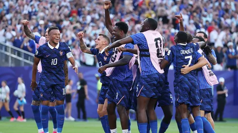 Los seleccionados de Francia festejan tras haber derrotado a Paraguay en 8vos.