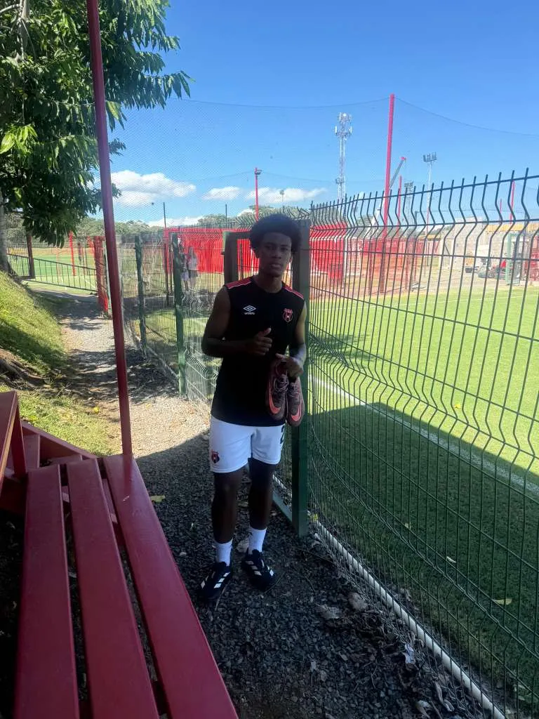 Peyton Nelson se mantiene a prueba con el equipo Sub-17 de LDA (FCA).