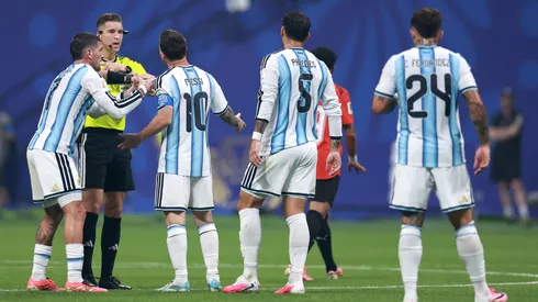 Hay dos árbitros que tienen prohibido dirigir a la Argentina.