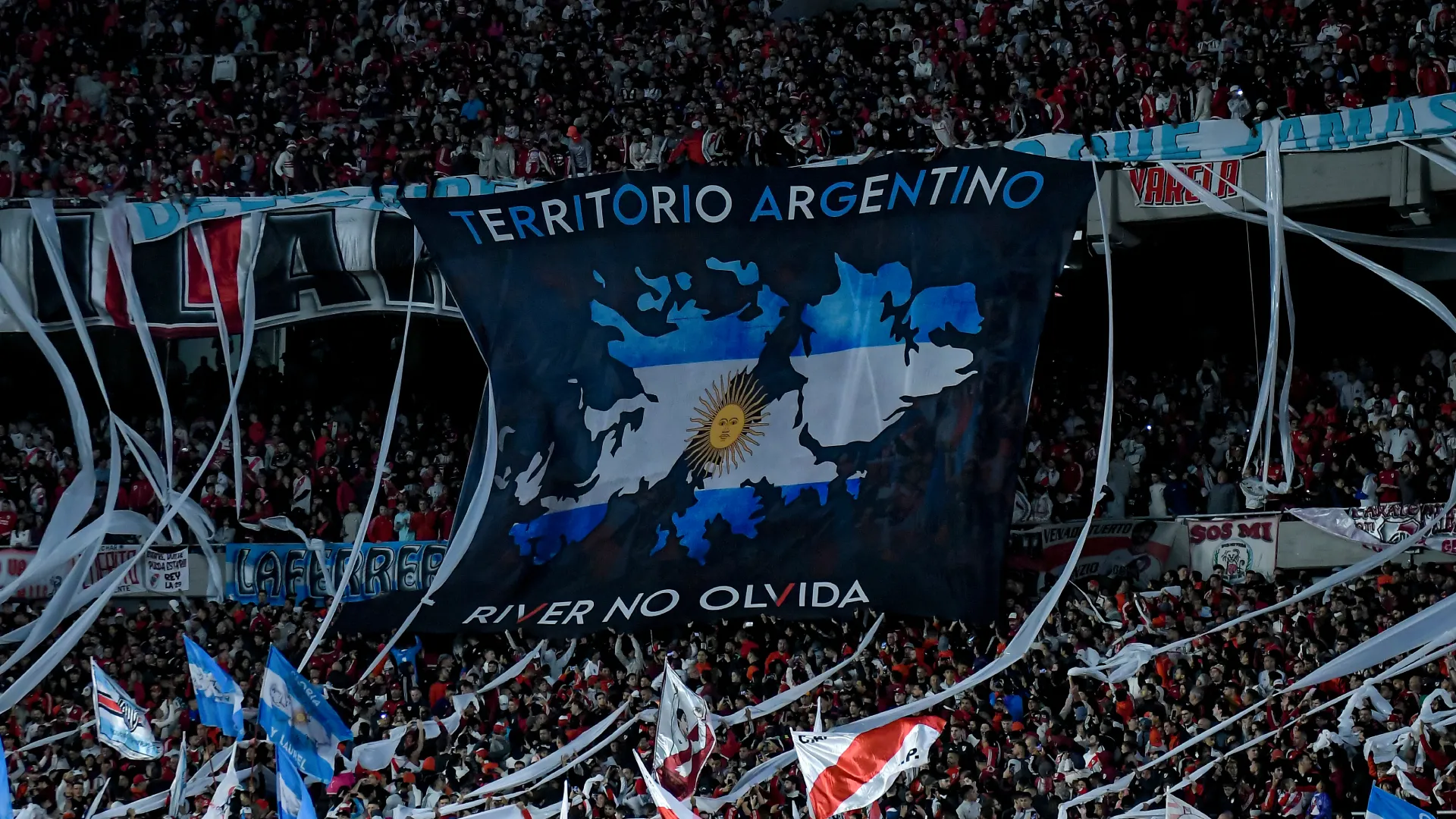 Las Malvinas siempre están presentes en el fútbol argentino. (Getty Images)