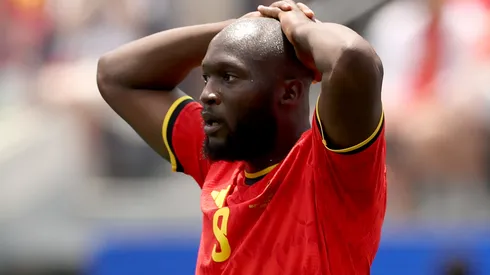 Lukaku espera su momento en el banco de suplentes.