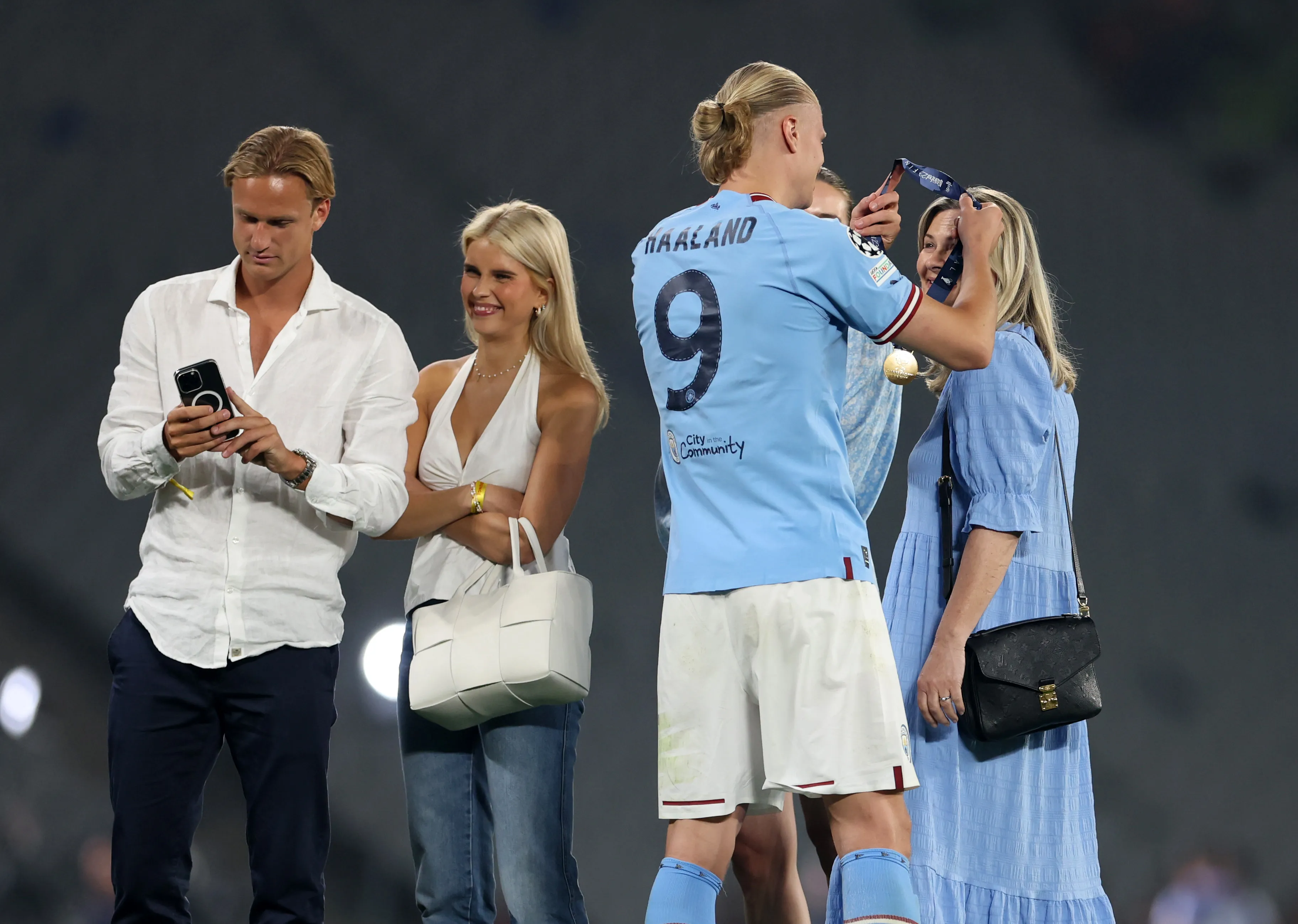 Erling le pone la medalla a su madre, Marita Braut. (Getty Images)