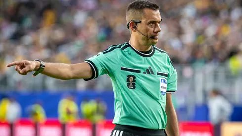 Clément Turpin es el árbitro del Noruega vs Inglaterra.