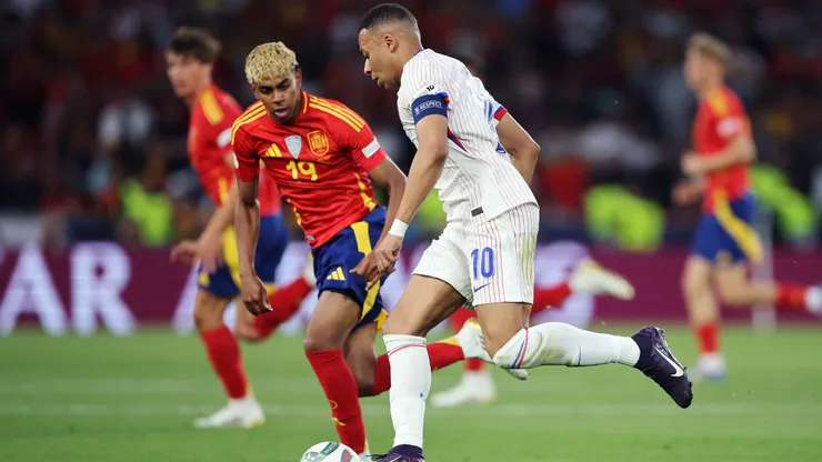 Yamal marca a Mbappé durante la semifinal de Nations League que España ganó le 5-4 a Francia.