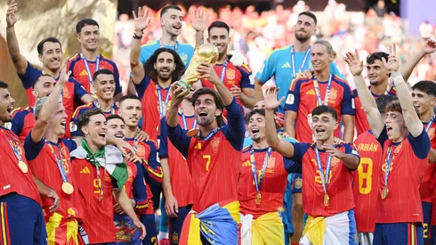 El momento que será poster: España levanta la Copa del Mundo de la mano de su héroe, Ferrán Torres.
