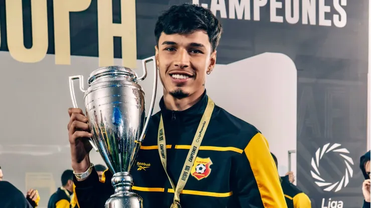 Lesme no jugó la Supercopa ni la Recopa pero levantó el trofeo.