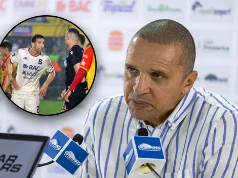 Erick Lonnis le marcó la cancha a Mariano Torres por su expulsión ante Herediano
