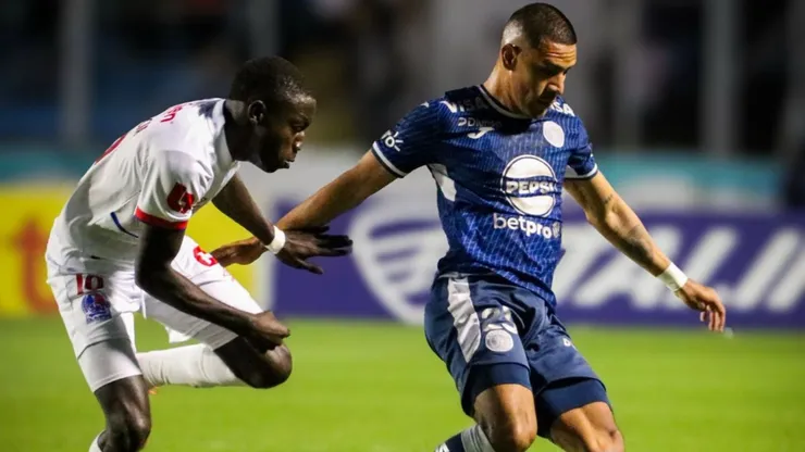 Olimpia y Motagua se enfrentan en la Supercopa.