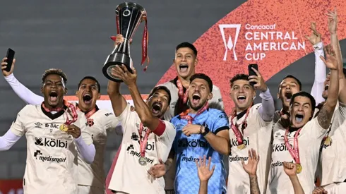 Celso Borges celebra, con la Copa Centroamericana en sus manos, el tricampeonato de Alajuelense.