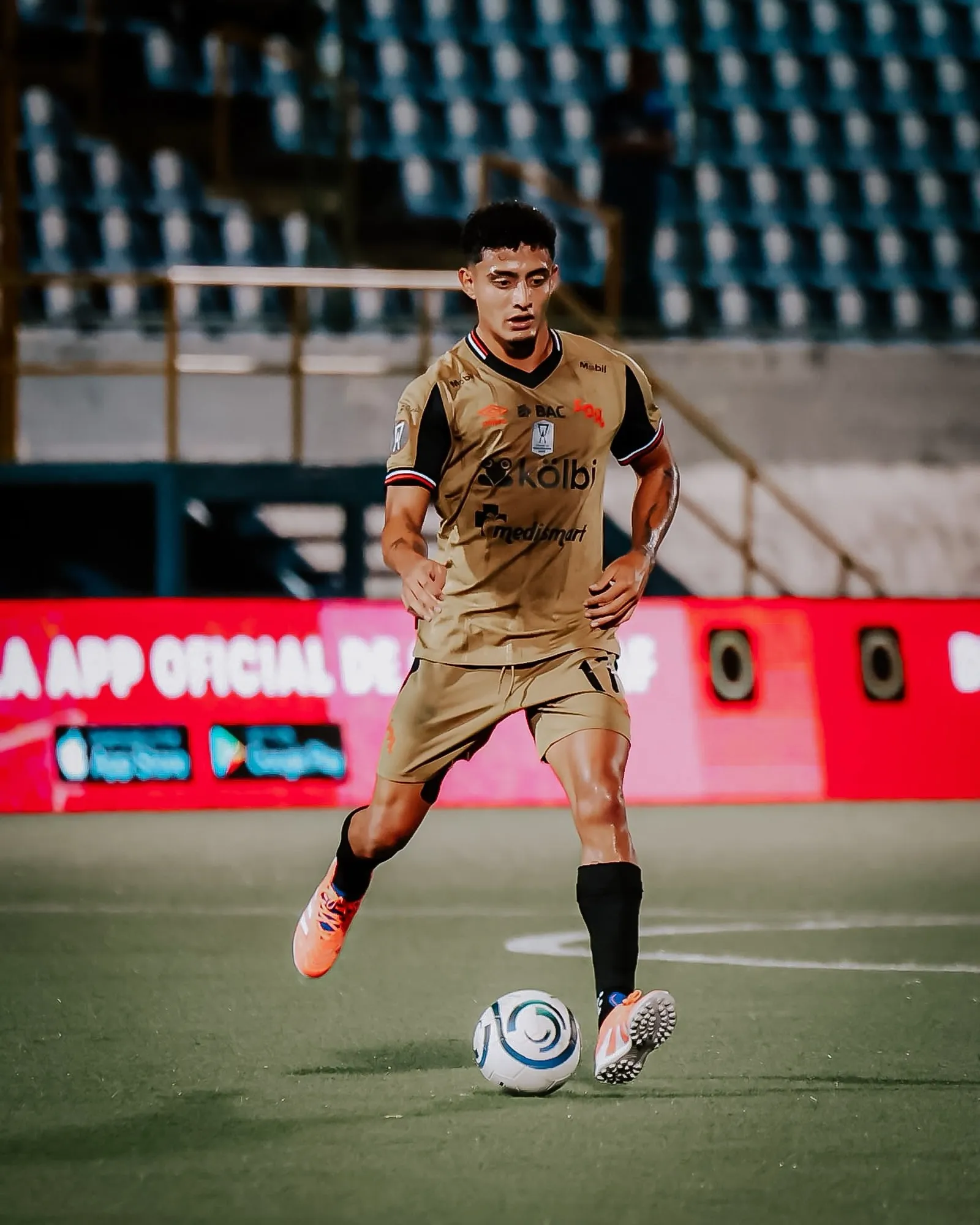 Daniel Chacón se volvió a romper los ligamentos. (LDA)