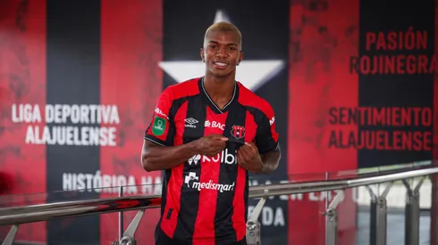 Jeyland Mitchell le sigue dejando dinero a Alajuelense.