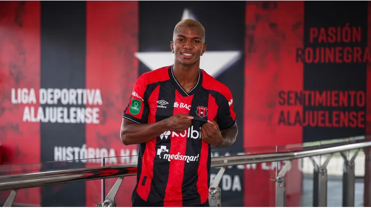 Jeyland Mitchell le sigue dejando dinero a Alajuelense.
