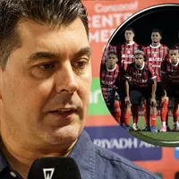 Ismael Rescalvo les apunta a los jugadores tras la derrota de Alajuelense